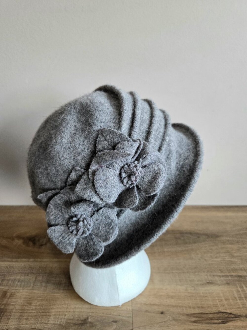 Gray wool hat with floral details on the side. - Picture 2 of 7